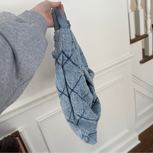 Chanel Washed Denim Bow Bag Zipper Tote Fall Winter 2025/2026 - Picture 4 of 15